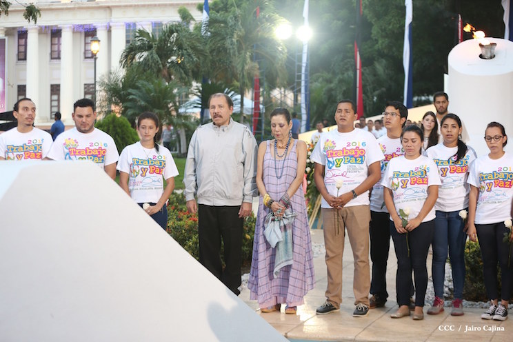Daniel y Rosario rinden homenaje al Comandante Tomás Borge